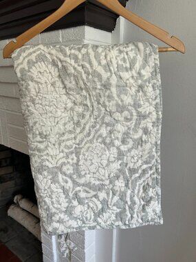 Pottery Barn Linen Blend Quilted Luciana Medallion Damask Euro Shams (2) 26 X 26